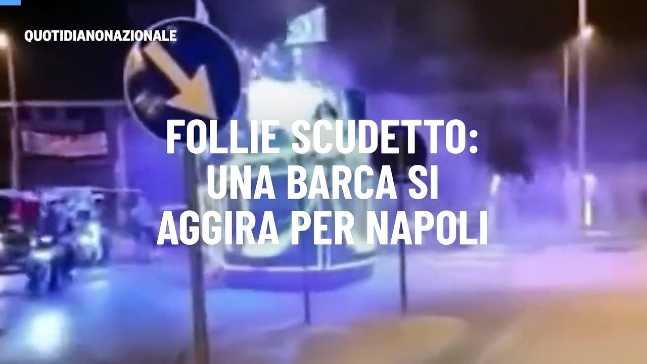 Follie scudetto: una barca si aggira per Napoli