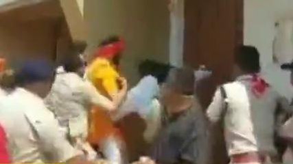 कांग्रेस कार्यालय में घुसने के दौरान बजरंग दल व पुलिस में झड़प, देखे वीडियो