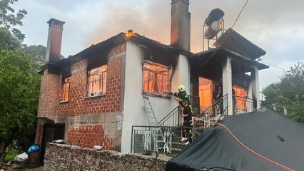 Evde çıkan yangında anne ve oğlu öldü