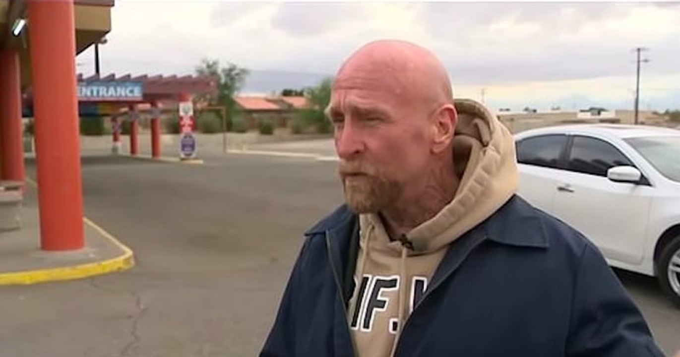 Cet ancien sans-abri sauve un bébé dans sa poussette qui se dirigeait vers la route