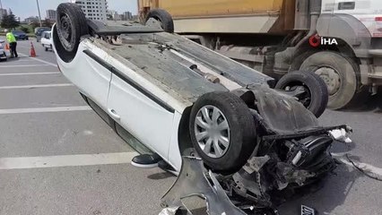 Önündeki otomobile arkadan çarpıp takla atan otomobilin sürücüsü olay yerinden kaçtı