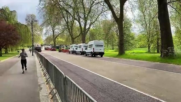 Súditos e turistas se aglomeram em frente ao Palácio de Buckingham à espera da coroação do rei Charles III.