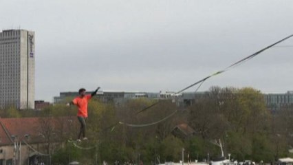 In equilibrio su un filo di 160 m sopra il porto di Copenaghen