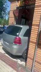 Un turismo se empotra en una panadería de la calle París