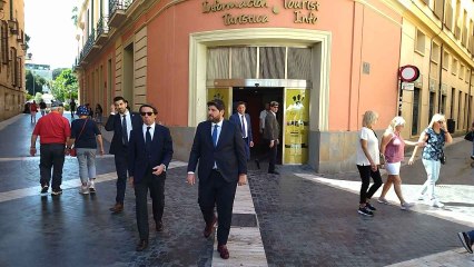 José María Aznar, este viernes, paseando junto a Fernando López Miras, junto a la Catedral de Murcia.