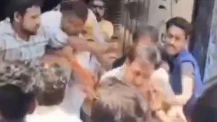 मथुरा: दो पक्षों में जमकर चले लात-घूंसे, मारपीट का लाइव वीडियो हुआ वायरल