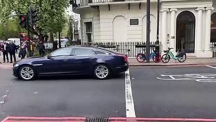 Comitiva de Lula chegando ao hotel para a coroação de Charles III no sábado