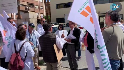 Los médicos abordan al consejero de Sanidad de Puig en plena calle- "Queremos una Sanidad digna"