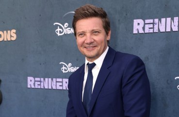 Jeremy Renner faz progresso na recuperação após grave acidente na neve