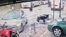 Motosikletin otomobile çarptığı anlar kamerada
