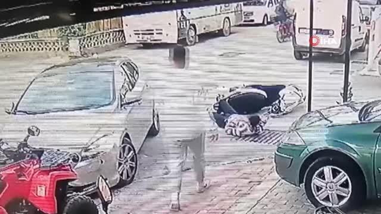 Motosikletin otomobile çarptığı anlar kamerada