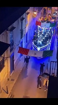 Napoli in trionfo: una nave carica di tifosi attraversa Mugnano. Festa indimenticabile