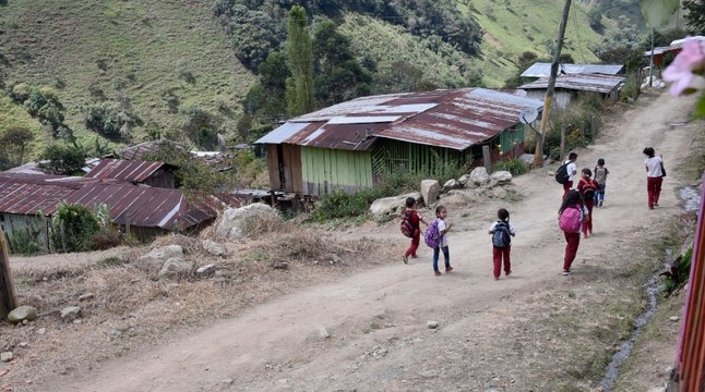 Cerca de 50 menores siguen confinados por enfrentamientos entre disidencias y ELN en Jambaló