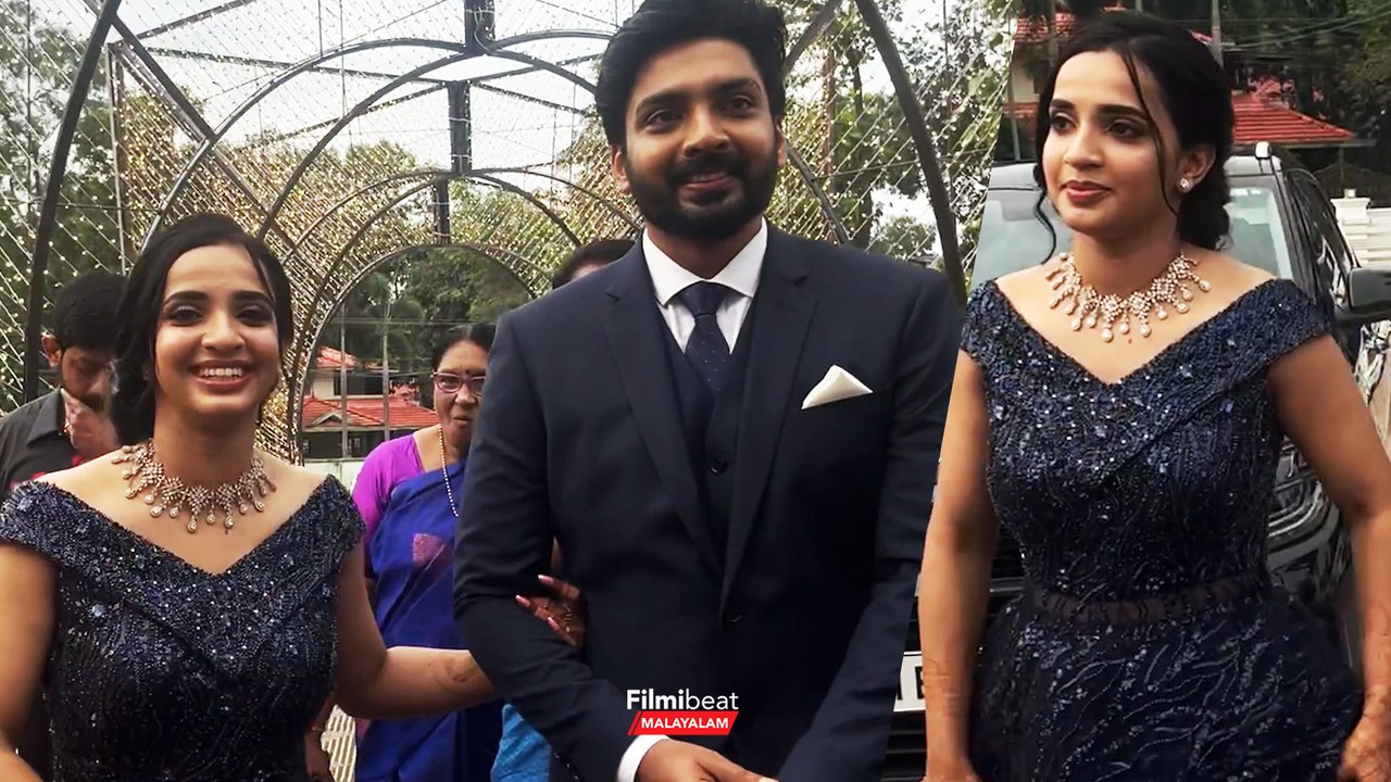 നീലയിൽ തിളങ്ങി തേജസിന്റെ കൈ മുറുകെ പിടിച്ച് കയറുന്ന മാളവിക | Malavika Krishnadas Wedding Reception