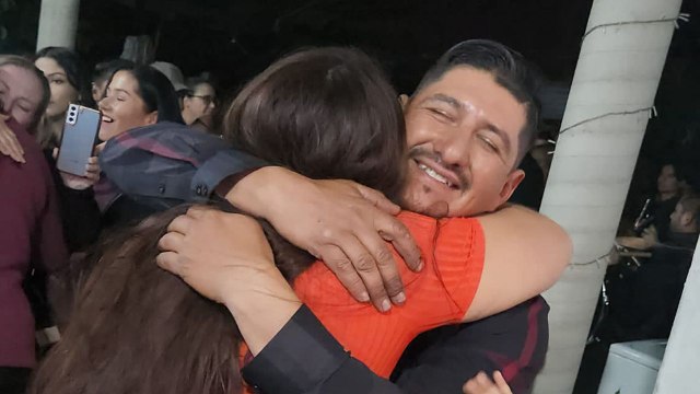 Son Reunites With Mom And Sisters After 20 Years | Happily TV