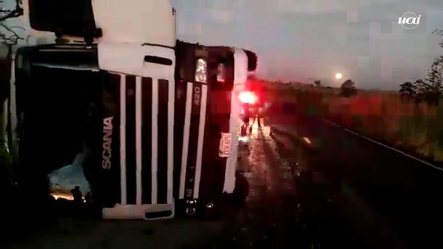 Carreta carregada de drogas tomba no Triângulo Mineiro