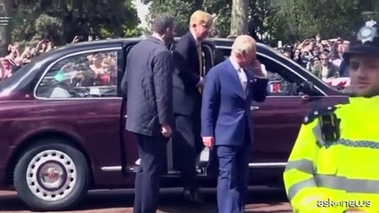 Re Carlo visita i fan accampati sul Mall a Londra