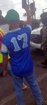 Hombre que se atrincheró dentro de vehículo en Villa Mella le habría disparado a otro