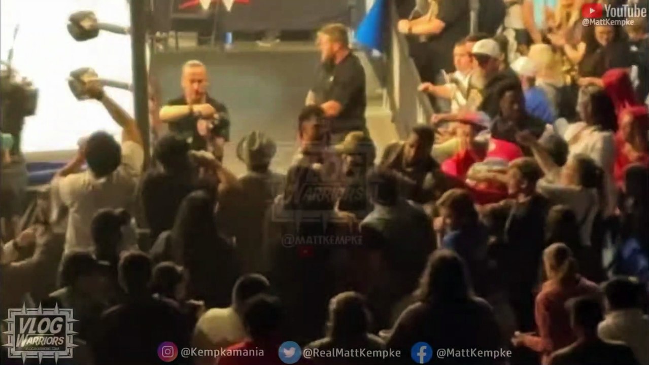 Jimmy and Jey Usos breaking character, hugging fans during WWE live event!