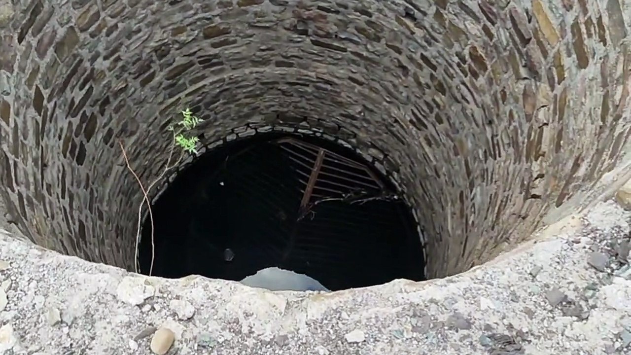 कई मवेशी गिरकर गवां चुके हैं जान, ग्रामीणों ने की बंद कराने की मांग