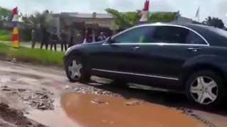 Mobil RI 1 Jokowi Terjang Jalan Rusak Berlubang di Lampung