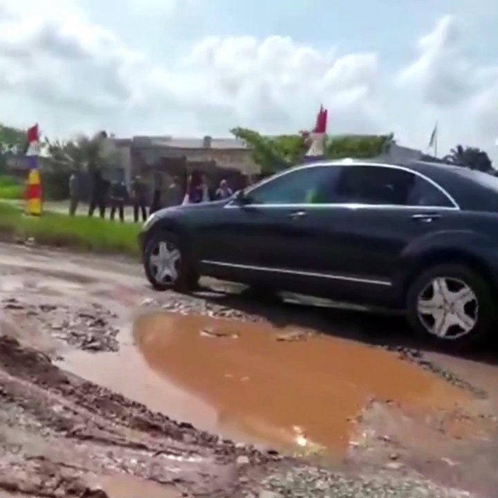 Mobil RI 1 Jokowi Terjang Jalan Rusak Berlubang di Lampung