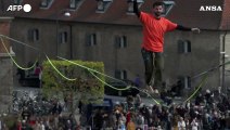 Danimarca, funamboli camminano su una corda a 160 metri di altezza