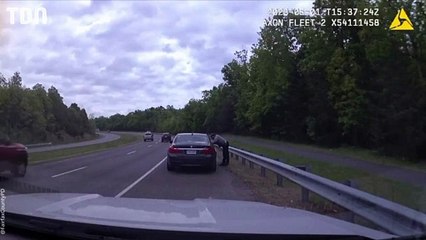 Une voiture lui fonce dessus à 200 km/h, ce policier s'en sort par miracle