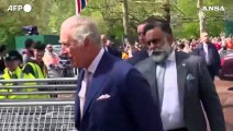 Incoronazione, Re Carlo saluta i sudditi accampati fuori Buckingham Palace