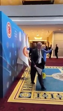 Robo de bandera y golpes entre diplomáticos de Rusia y Ucrania