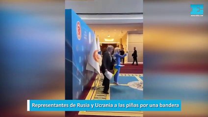 Representantes de Rusia y Ucrania a las piñas por una bandera
