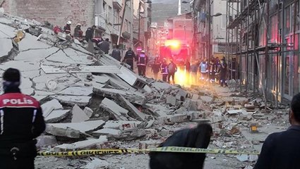 Son Dakika: Malatya'da 4 katlı bina çöktü! Hurda toplamak için içeri giren 4 kişiden biri enkaz altında