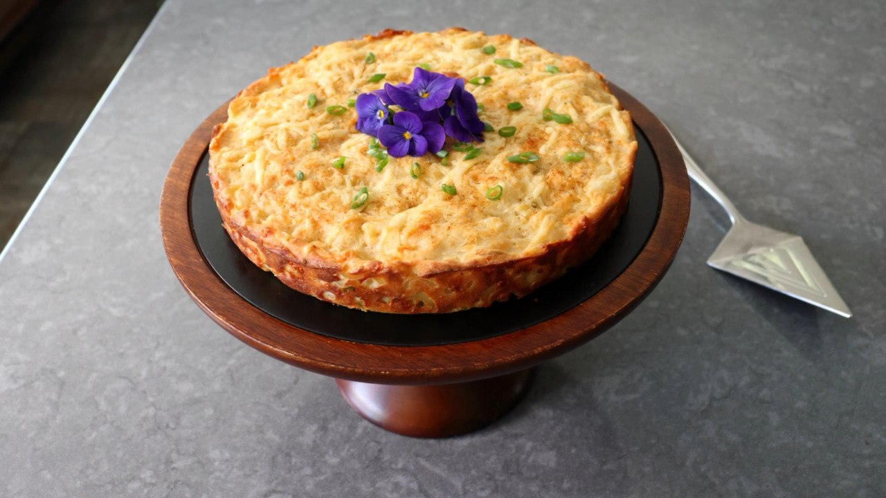How to Make Savory Mac and Cheese Cake