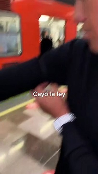 Jóvenes se colaron al metro, lo presumen en redes y sobornan a un policía