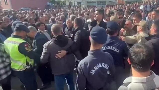 Trabzon'daki kazada hayatını kaybedenlerin cenazesinde belediye başkanına tepki: Bu insanların katili sensin, defol buradan