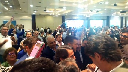 El expresidente del Gobierno, José María Aznar, este viernes, aclamado en el salón de celebraciones Acuario de Torre Pacheco.