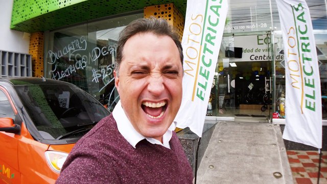 Rico y Charladito ECOMI. Vehículos eléctricos. Andrés López comediante