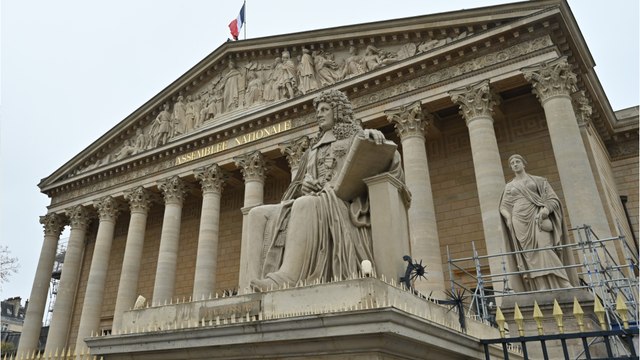 Voici - Grosse frayeur à l'Assemblée nationale : une victime d'un malaise cardiaque sauvée in-extremis par deux députés