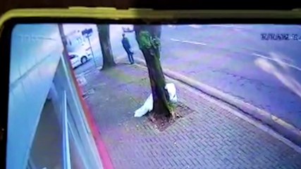 Câmera registra acidente entre moto e caminhão no Centro