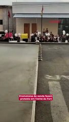 Promotores de venda fazem protesto em frente do Fort