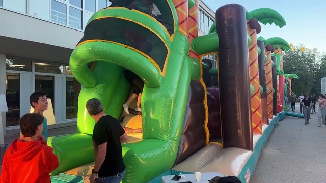 Lycée Fontlongue à Miramas: élèves et profs se sont défiés sur des structures gonflables!