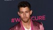 Nick Jonas admite que 'es extraño' cantar sobre sexo con sus hermanos
