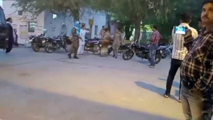 बलात्कार पीडि़ता ने किया हंगामा, आरक्षक की चैन निगली