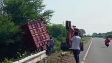 नरसिंहपुर: गाय को बचाने के चक्कर में अनियंत्रित होकर पलटा कंटेनर, हुआ भीषण हादसा