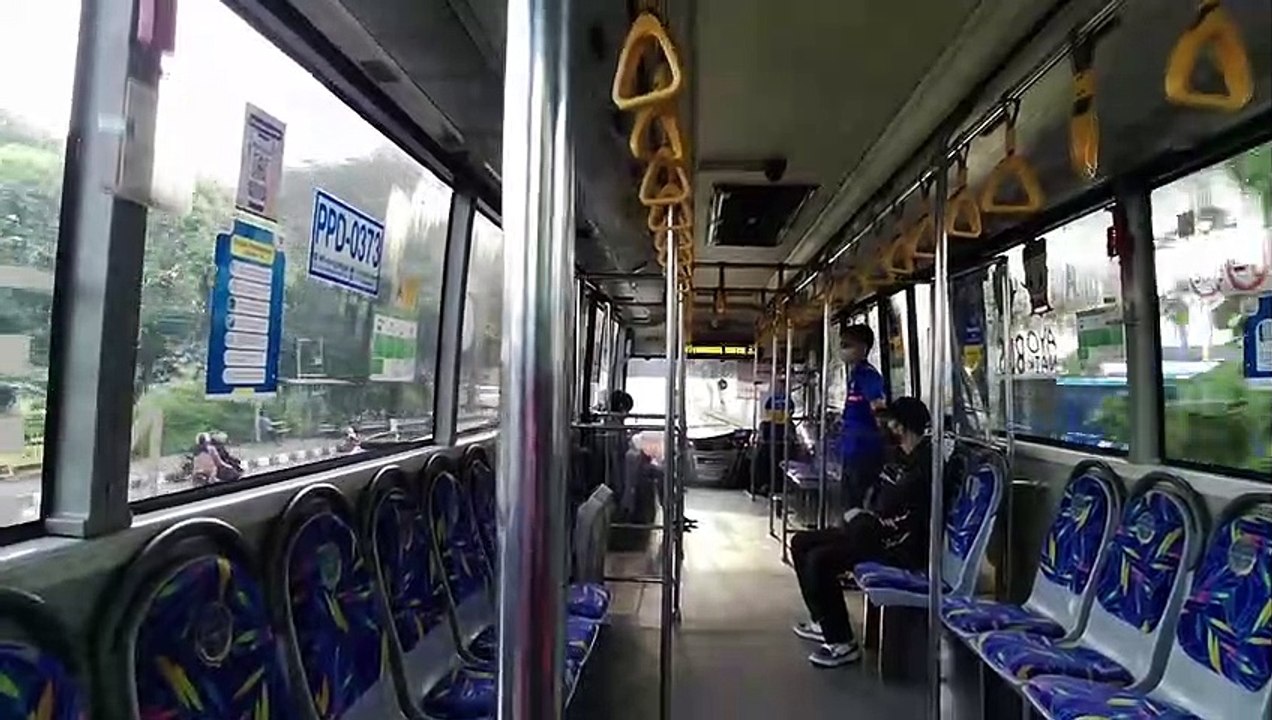 naik busway lagi sepi sampai halte cawang