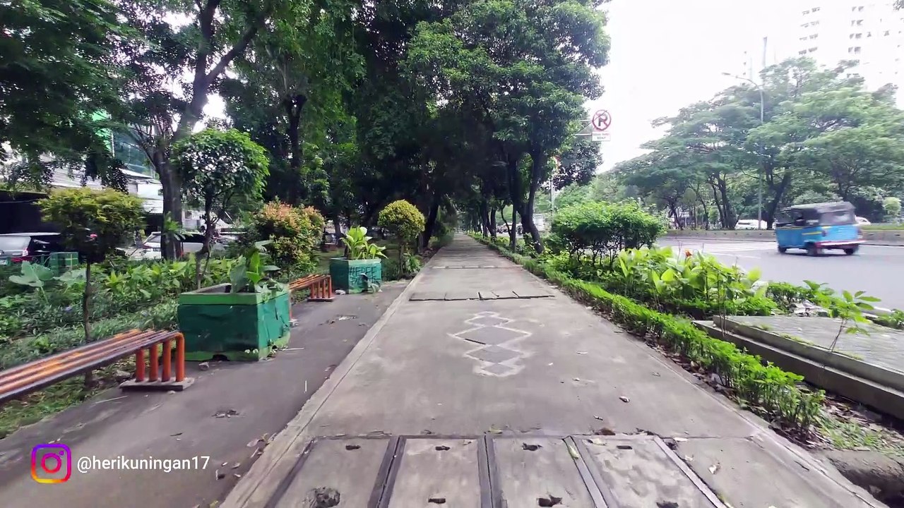 jalan di trotoar taman grogol
