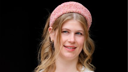 GALA VIDÉO - PHOTO - Elizabeth II : à 19 ans, sa petite-fille préférée, une bombe avant le couronnement !