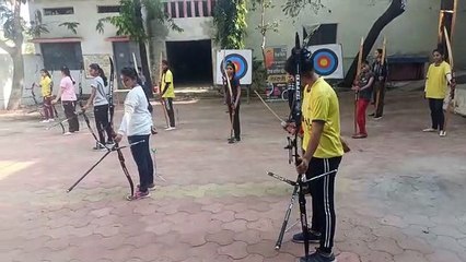 इटारसी - नेशनल प्लेयर गुंजन सिखा रहीं निशाना लगाने के तरीके