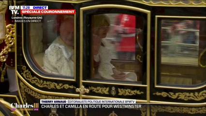 Download Video: Le roi Charles et la reine Camilla saluent la foule venue assister à la procession vers l'abbaye de Westminster