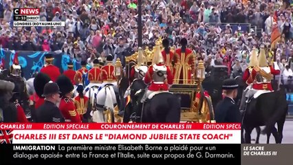 Couronnement - Le Roi et la Reine viennent de prendre le chemin dans l'abbaye de Westminster dans leur carrosse doré